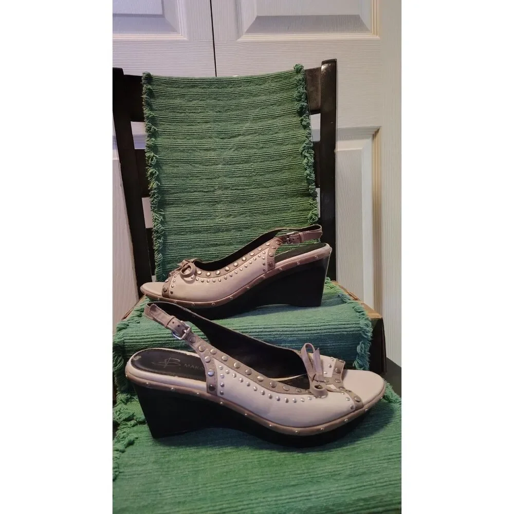 B. Makowsky 9M Cream Studded Leather Peep Toe Wedge Slingback Sandals Bow Accent